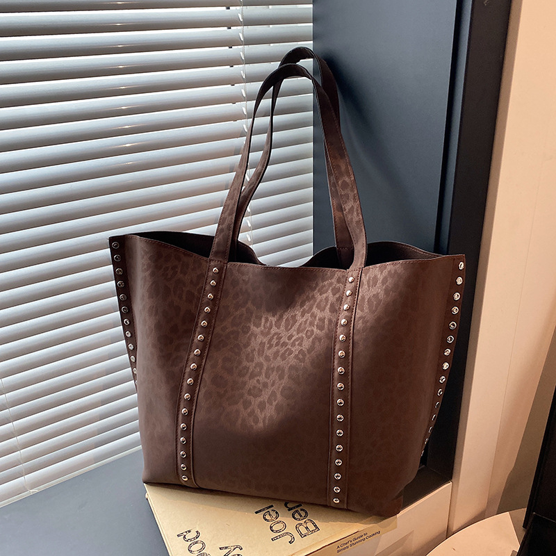Luxury Bags Classy - กระเป๋าถือผู้หญิงแฟชั่นปี 2026 ทรงสะพายไหล่ หนังกลับลายเสือดาว ขนาดใหญ่ จุของได้เยอะ