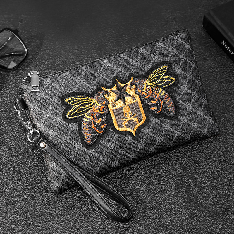 Luxury Bags For Men Brands - กระเป๋าคลัทช์แฟชั่นผู้ชายปี 2026 ลายปักผึ้งสไตล์เรโทร กระเป๋าคลัทช์แบรนด์หรูสำหรับผู้ชาย กระเป๋าถือแบบสายคล้องมือ กระเป๋าใส่โทรศัพท์มือถือสำหรับผู้ชาย