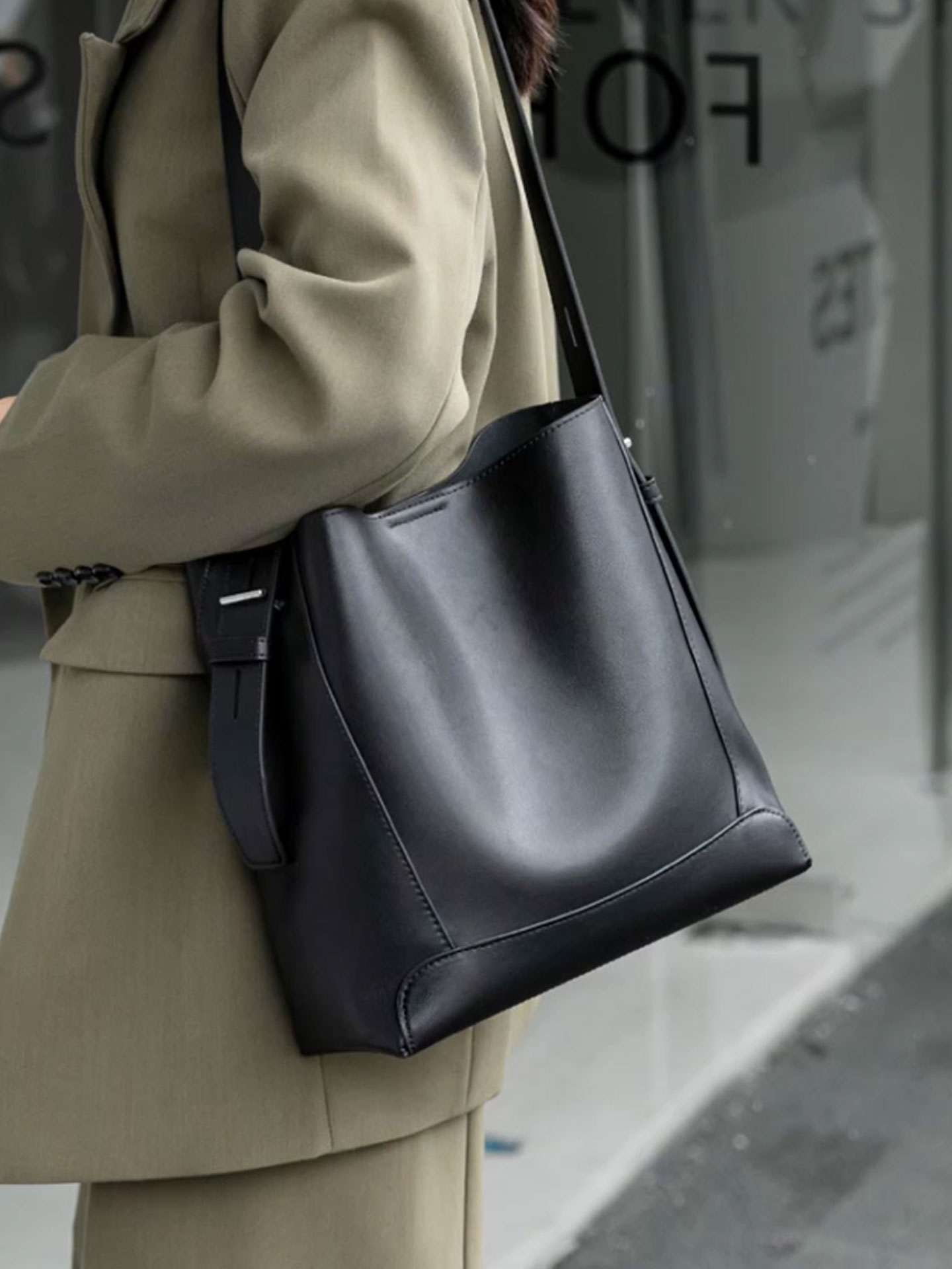 Luxury Bags Classy - กระเป๋าโท้ทหนังแท้สำหรับผู้หญิงสไตล์มินิมอล นุ่มหรู ดูดี มีคุณภาพ สำหรับผู้หญิงที่มีรสนิยม กระเป๋าทรงบัคเก็ตสำหรับนักธุรกิจหญิง