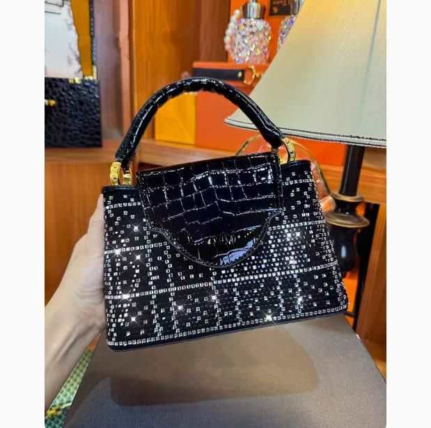 กระเป๋าถือประดับเพชรระดับไฮเอน - Luxury Bags Entry บทวิจารณ์และราคา