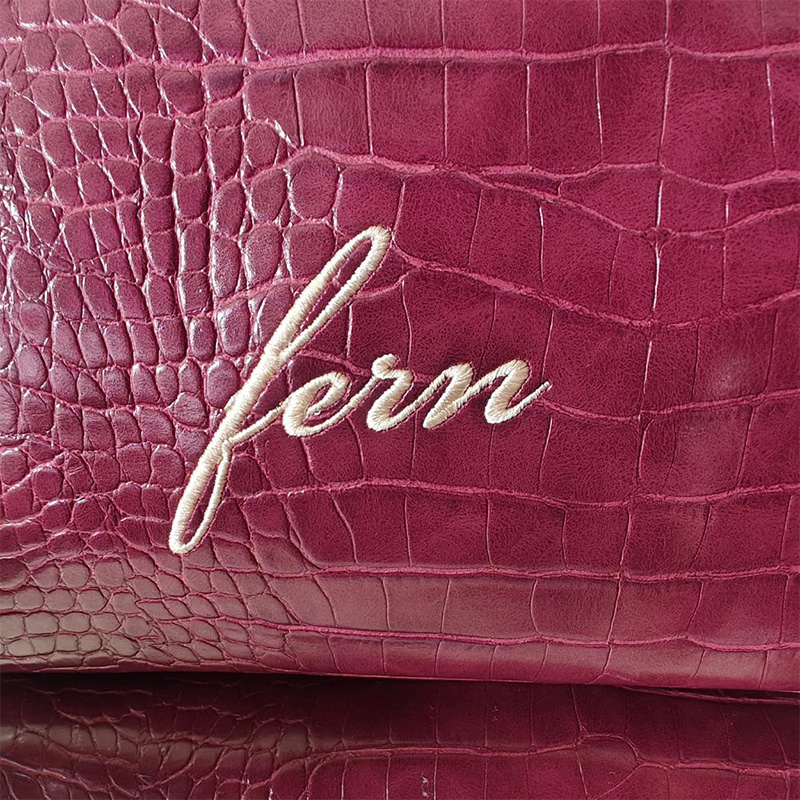 กระเป๋าเครื่องสำอางปักลาย Croc - Luxury Bags Vegan Leather บทวิจารณ์และราคา